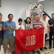 中原室設師生、系友、捐贈者符致康系友及原廠技師合影，共同見證四工序開料機正式進駐木工教室。