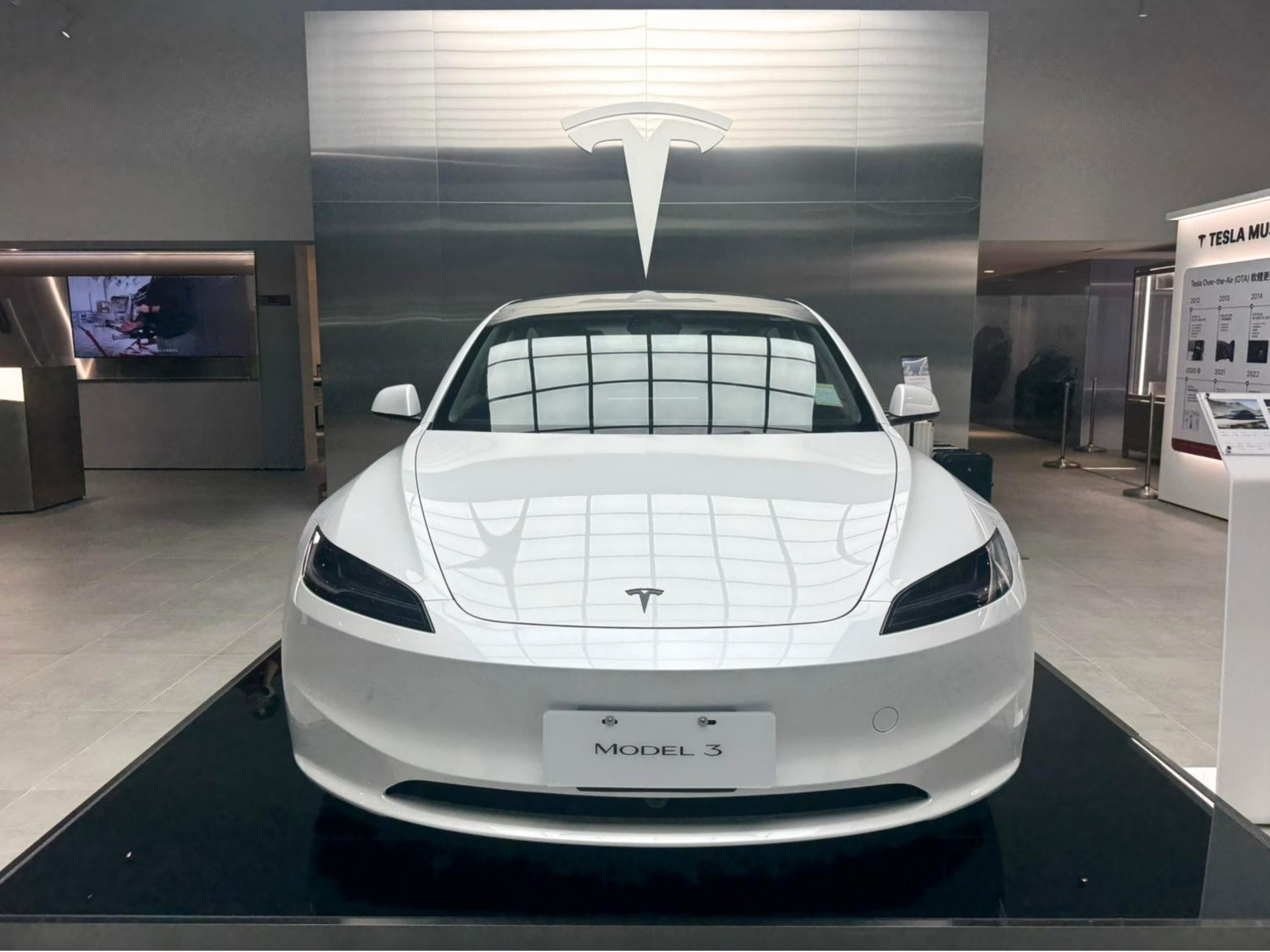 TESLA 臺北南港服務體驗中心